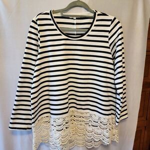 LILI'S LOFT BLACK/WHITETUNIC, SIZE LARGE, VERY SOFT, RELAXED FIT, CROCHET HEM